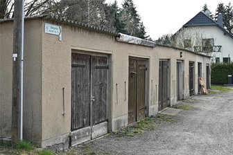 Penig will Garagenhöfe verkaufen: Müssen Mieter nun um ihre Garagen fürchten? - Der Garagenkomplex im Peniger Ortsteil Arnsdorf soll verkauft werden. Ein Kaufinteressent hat sich bei der Stadt gemeldet.