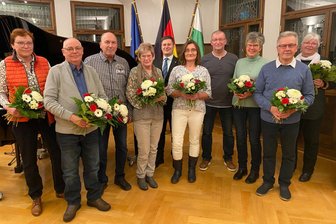 Penig zeichnet Ehrenamtliche aus: „Ohne sie wäre unsere Gesellschaft kälter“ - Penigs Bürgermeister André Wolf (hinten Mitte) ehrte diese Ehrenamtlichen (von links): Berit Horn, Bernd Gehrke, Hans-Jürgen Kästel, Heidi Gehrke, Gerit Landgraf, Tino Kempe, Diana Schuricht, Thomas Welker und Angela Weinhold.