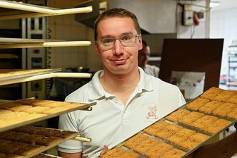 Peniger Bäcker fertigt Spekulatius in Handarbeit: Geld bringt es ihm nicht, aber Vorfreude - Wenn andere noch schlafen, steht Stefan Sparschuh schon in seiner Bäckerei in Penig. Von November bis Weihnachten werden des Nachts Spekulatius in Handarbeit hergestellt.
