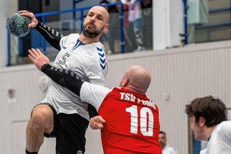 Peniger bejubeln ersten Saisonsieg - Duell zweier ehemaliger Teamkollegen: Der Mittweidaer Marcus Pollmer (l.) versucht hier, gegen Ralph Roder vom TSV Penig zum Wurf zu kommen. Beide spielten vorher gemeinsam in Rochlitz.