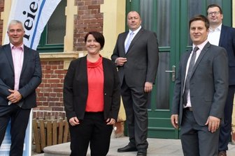 Wenige Minuten vor dem Forum nahmen die Aspiranten für das Bürgermeisteramt vor dem Schützenhaus Aufstellung: Mike Tauchmann (Unabhängige Bürger für Penig), Romy Möbius (Einzelkandidatin), Michael Jahn (Einzelkandidat), André Wolf (CDU) und Ronny Wiehl (Freie Wähler) (v. l.).