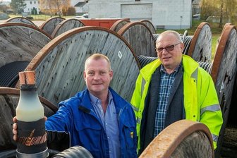 Peniger Firma setzt die Welt unter Strom - Die Selbmann Elektroanlagenbau GmbH Penig hat Aufträge deutschland- und weltweit. André Müller, Gruppenleiter für Hochspannungskabelarmaturen bis 500 Kilovolt, und Geschäftsführer Bernd Selbmann (v. l.) zeigen an einer 20- kV-Kabeltrommel Querschnitte von 400-kV-Kabeln, die in der Erde verlegt werden.