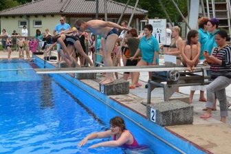 Peniger Freibad steuert auf Negativrekord zu - Badegäste beim sogenannten Stundenschwimmen im Peniger Freibad im Jahr 2015.