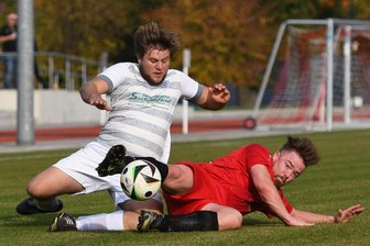 Peniger Fußballer nach Magerkost weiter an der Spitze - Fußballerisch ließ das Spitzenspiel einige Wünsche übrig. Hier duellieren sich der Peniger Chris Richter (r.) und Steve Dippmann.
