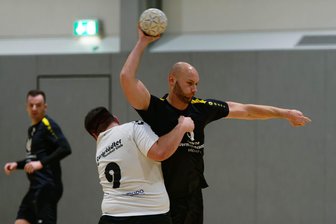 Peniger Handballer verabschieden sich mit Derbysieg in die Weihnachtspause - Michael Kiss (r.) erzielte beim Erfolg gegen Burgstädt fünf Treffer für die Peniger Männer.