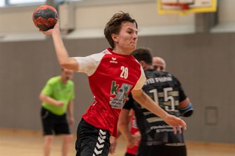 Peniger Handballer wollen sich an die Spitze der Liga werfen - Beim Auftaktsieg gegen den Zwönitzer HSV II erzielte Max Mädler, hier in einem früheren Spiel, drei Treffer für die Peniger. Gegen Niederwiesa soll nun eine Serie gestartet werden.