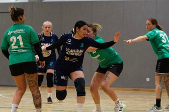Peniger Handballerinnen verlieren das Derby gegen den Burgstädter HC - Gurleen Kaur Bola (M.) gelangen gegen den Burgstädter HC vier Tore. Zu einem Punktgewinn reichte es für die Peniger Frauen im Derby allerdings nicht.