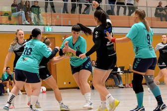 Peniger Handballerinnen warten weiter auf erstes Erfolgserlebnis - Xenia Opitz (Nr. 10) und Jule Jopke (15) vom TSV Penig kämpften in Weißenborn am Ende vergeblich um einen Punktgewinn. Am kommenden Samstag soll es im Heimspiel gegen den VfB Flöha klappen.