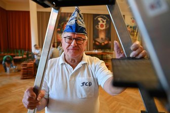 Peniger ist seit über 50 Jahren vernarrt in Fasching: Claus Führer sagt wieder „Helau!“ - Claus Führer (77) startet jetzt in seine 54. Saison beim Faschingsclub Penig. Auch beim Schmücken im Kultur- und Schützenhaus für die Auftaktveranstaltung war er dabei.