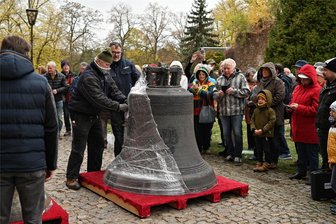 Peniger Kirchenglocken von Reparatur in Innsbruck zurückgekehrt - Zahlreiche Peniger verfolgten die Abnahme der reparierten Glocken.