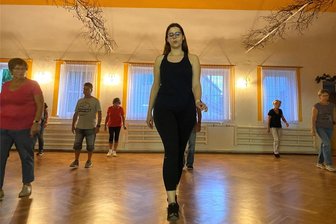 Peniger Rebellen in Westernstadt Hasselbach - Lisa Schädlich bringt den Line-Dancern in Penig die Schritte bei.