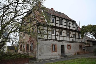 Peniger Schmuckstück sucht neuen Besitzer: Kirchschule in Langenleuba-Oberhain kommt unter den Hammer - Die ehemalige Kirchschule am Kirchberg 6 im Peniger Ortsteil Langenleuba-Oberhain kommt unter den Hammer. Versteigert wird das Objekt Ende November, Anfang Dezember.
