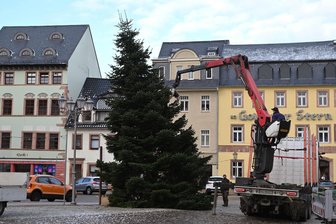 Peniger Weihnachtsmarkt überrascht mit ganz neuen Höhepunkten - In der vergangenen Woche wurde auf dem Peniger Markt der Weihnachtsbaum, eine in Zinnberg gefällte Weißtanne, aufgestellt. Am 29. November beginnt der Weihnachtsmarkt.