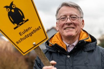 Penigs Ex-Bürgermeister über erstes Jahr Ruhestand: Der Winter war "wie kalter Entzug" - Der ehemalige Peniger Bürgermeister Thomas Eulenberger, hier mit einem Geschenk des Faschingsclubs Penig, fühlt sich im Ruhestand sichtlich wohl. Doch es hatte eine Weile gedauert, wie er zugibt, bis er seine neue Rolle als Rentner gefunden und den nötigen Abstand gewonnen hat.