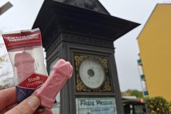 Penis-Alarm in Werdau: Zuckersüßer PR-Gag zeigt ungeahnte Wirkung - Die ehrwürdige Annonchenuhr (hinten) bekommt Konkurrenz durch ihre zartrosa Schaumzucker-Version – die bei manchem Betrachter die Fantasie auf Touren bringt.