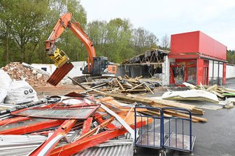 Penny lässt Markt an der B 92 in Adorf abreißen: Neubau überrascht mit besonderem Verkaufskonzept - Am Donnerstagnachmittag hatte sich der Bagger der Firma Erd- und Tiefbau Ebersbach aus Oelsnitz schon weit in den Penny an der B 92 in Adorf vorgefressen.