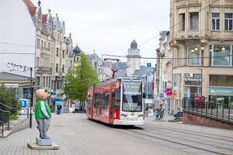 Penny-Passage, Aussichtsplattform, Indoorspielplatz: Architekturbüro überrascht mit neuen Ideen für die Plauener Innenstadt - Die Bahnhofstraße, hier am Abzweig Stresemannstraße/Gottschaldstraße gilt als bekannteste Einkaufsmeile von Plauen. Ein Architektenbüro hat sich Gedanken gemacht, mit welchen Ideen die City aufgewertet werden könnte. Dieser Bereich könnte eine Art Stadttorfunktion erhalten - als Zeichen des Beginns der unmittelbaren Innenstadt.