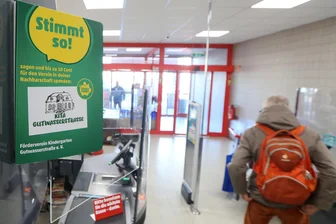 Penny-Zentrale: Spenden-Cents für Kita Gutwasserstraße sollen trotz Schließung Kindern zugute kommen - Mit Aushängen in seinen Zwickauer Penny-Filialen, hier Oskar-Arnold-Straße, macht der Discounter auf die Aktion aufmerksam.