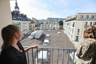 Penthouse, Business-Hotel und Edel-Asiate: Wie es am Chemnitzer Getreidemarkt weitergeht - Ausblick von einer Loggia einer Wohnung am Getreidemarkt. Das Dach zwischen Diakonie (rechts) und dem Hotel Limehome (hinten) soll noch begrünt werden.