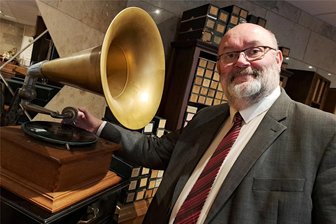 Per Anhalter durch die Rundfunk-Galaxis: Zeitreise im Musikkabinett Augustusburg - Mit seiner historischen Technik beeindruckte Jörg Einert das Publikum ebenso wie mit seiner detailreichen und humorvollen Moderation.