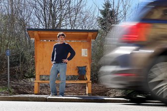 Per Anhalter durch Westsachsen: Ein Selbstversuch an der Rödlitzer Mitfahrbank - Auf Abenteuermission: Ein Selbstversuch soll zeigen, wie gut die Mitfahrbänke in Rödlitz funktionieren.