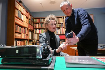 Per App auf Stefan Heyms Spuren durch Chemnitz - Petra Seedorff, Vorstandsvorsitzende der Gesellschaft, und Michael Müller testen die App.