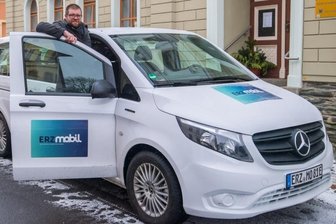 Per App wird dieser Kleinbus bestellt - Am Samstag kann erstmals das Erzmobil per App gerufen werden. Martin Benedict ist der Projektleiter von Smart City Zwönitz. 