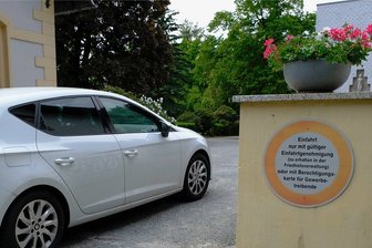 Per Auto ans Grab: Reichenbach lässt Schwerbehinderte zahlen - Rechts vom Haupteingang des Friedhofes warnt ein Schild: Einfahrt nur mit gültiger Einfahrtgenehmigung.