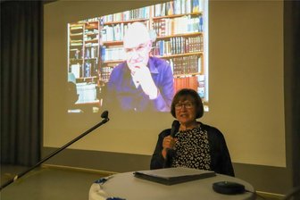 Per Live-Schalte aus Israel: Nahost-Experte berichtet Erzgebirgern von „einem Land im Schock“ - Johannes Gerloff auf der Leinwand, zugeschaltet aus Jerusalem, im Gespräch mit Uta Windisch aus dem Leitungskreis der Evangelischen Allianz Burkhardtsdorf.