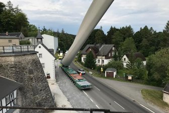 Per Schleichfahrt zum Ziel - Am Kalkwerk Lengefeld kam der Spezialtransporter gut voran. 