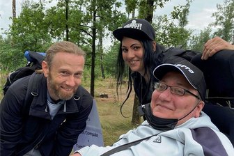 Per "Supertrans" zum Grill - was Inklusion mit Technik zu tun hat - Alex Löscher (rechts) mit Freunden Micha und Nicole.