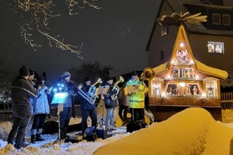 „Peremettenschicht“ in Bermsgrün: Erzgebirger pflegen Tradition zum Ausklang der Weihnachtszeit - Anschieben und Anhalten der Harry-Schmidt-Pyramide in Bermsgrün sind immer mit einem kleinen Fest verbunden.