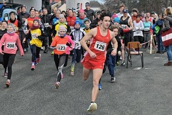 Perfekte Bedingungen zum Start ins neue Laufjahr - Bei der 45. Auflage des Falkensteiner Neujahrsberglaufs sind über 220 Aktive an den Start gegangen. Kajo Klug vom Treuener LV (Nr. 126), der das 3-Kilometer-Rennen für sich entschied, führt das Feld an.