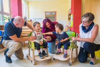 Perfekte Stühle für schweren Start ins Leben - Frank-Steffen Rein (l.) und seine Frau Kerstin (r.) von der Allianz-Hauptvertretung aus Schwarzenberg haben vor wenigen Tagen drei dieser Therapiestühle übergeben.