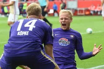 Perfekter Einstand: Drews feiert Sieg mit Erzgebirge Aue in Ingolstadt - Torschütze Sören Bertram (rechts) jubelt mit Pascal Köpke über das Tor zum 0:2.
