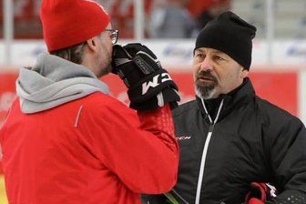 Perfekter Einstand für Naud: Eispiraten siegen in Kassel - Der neue Eispiraten-Trainer Daniel Naud (rechts) im Austausch mit Boris Rousson.