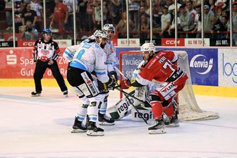 Perfekter Saisonstart: Eispiraten-Fans feiern mit neuem Stadionhit sechs Punkte und Torhüter Oleg Shilin - Scott Feser trug sich im zweiten Drittel in die Torschützenliste ein.