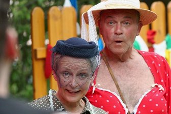 Perfekter Start: 15 Rollen für drei Schauspieler - Anna Silke Röder als Frau Muhme und Andreas Unglaub als Madame Schauer in dem Stück "Das Jahrmarktsfest zu Plundersweilern".