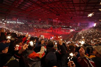 Perfekter Tag für die Eispiraten Crimmitschau: Derbysieg vor ausverkauftem Haus - Stimmung pur im ausverkauften Stadion der Eispiraten.