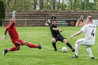 Perfekter Tag mit winzigem Makel - Ronin Hölzel (Mitte) erzielte nach seiner Einwechslung in der 67. Minute noch zwei Treffer (69., 85.) für den BSC Rapid gegen Schneeberg. 