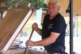 Perfektes Löschen ist gefragt - Jürgen Sautter hatte an der Gulaschkanone zu tun. Er kochte Jagdwurst-Gulasch nach einem alten Rezept. 