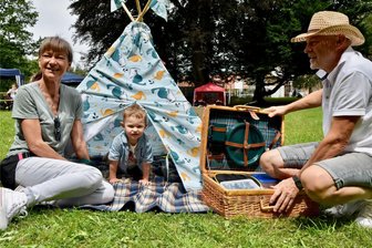 Perfektes Wetter für das Flöhaer Park-Picknick - Conny Lange (li.) mit Enkel Eliah und Ehemann Harti Lange auf der Picknickdecke im Baumwollpark in Flöha.