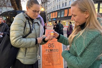 Performance in Zwickau zu Femiziden: Wie viele müssen noch sterben? - Anne Sandmann (links) vom Theater Plauen-Zwickau und Nadine Stöckel vom Bündnis für Demokratie und Toleranz.