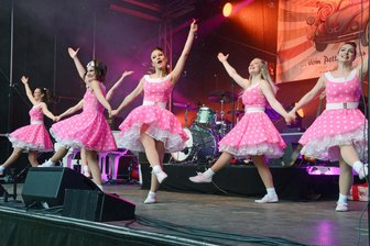 Performance zum Stein: Band und Tänzerinnen rocken den Rochlitzer Berg - Die Karo-Dancers aus Bad Schlema begeisterten mit ihren Tanzeinlagen das Publikum bei der Performance zum Stein in Rochlitz.