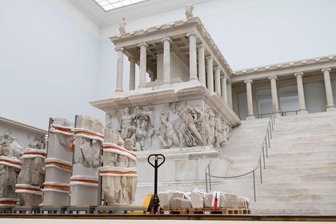 Pergamonmuseum: Erster Teil öffnet im Juni 2027 - Derzeit für Besucher geschlossen: der berühmte Pergamonaltar. (Archivbild)