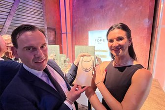 Perlen aus Fiji und Uhren aus Glashütte: Was gönnen sich Chemnitzer von ihrem Geld? - Fope-Vertreter Roy Pfützenreuter und Model Sylvia Junkuhn präsentierten den Chemnitzern italienischen Schmuck.