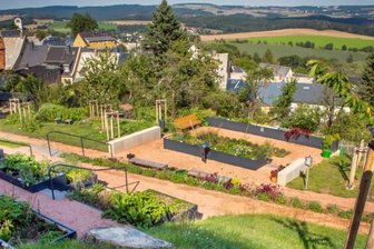 Perlhühner sollen Anna-Garten vor Schneckeninvasion retten - Der Kurfürstin-Anna-Kräutergarten wurde als Baustein der Stadtentwicklung in Augustusburg angelegt und 2019 eröffnet. 