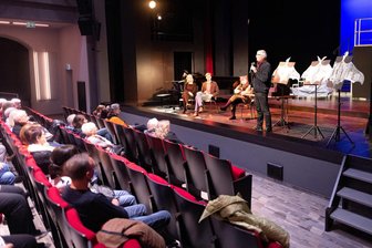 Perlig-leicht wie Champagner: „Die Fledermaus“ in Zwickau verspricht ein (be)rauschendes Spektakel - Regisseur Horst Kupich am Mikro bei der Einführungs-Soiree zur Operette „Die Fledermaus“ am Freitagabend im Zwickauer Gewandhaus.