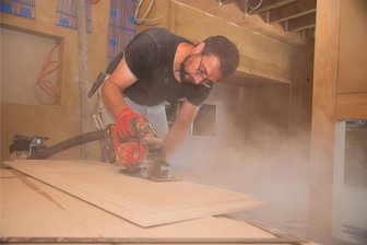 Perlmuttermuseum: Warum im Adorfer Millionenbau ein Loch ist - Im künftigen Erlebnismuseum Perlmutter in Adorf haben die Ausbaugewerke derzeit einen großen Anteil. Im Bild Bodenleger Tobias Schatz von der Firma Rascha Bau aus St. Egidien bei Zuschnittarbeiten.