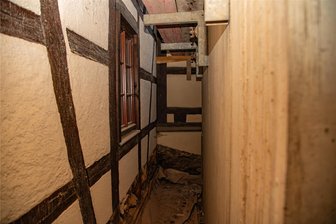 Perlmutterzentrum Adorf: Zusätzliche Ausgabe über 57.000 Euro - Alt stößt auf neu Perlmutterzentrum in Adorf: Links das Freiberger Tor, rechts das neue Funktionsgebäude.